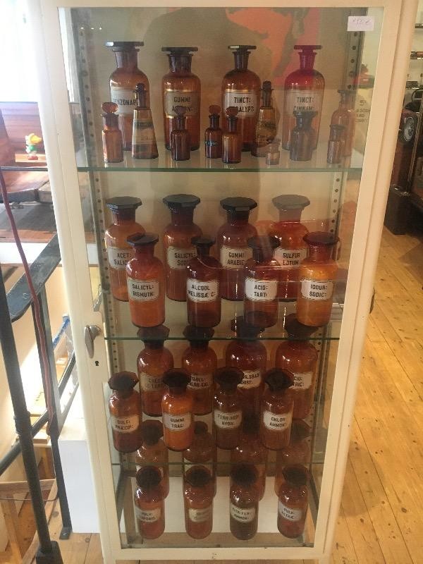 M 675 anciens flacons de pharmacie 