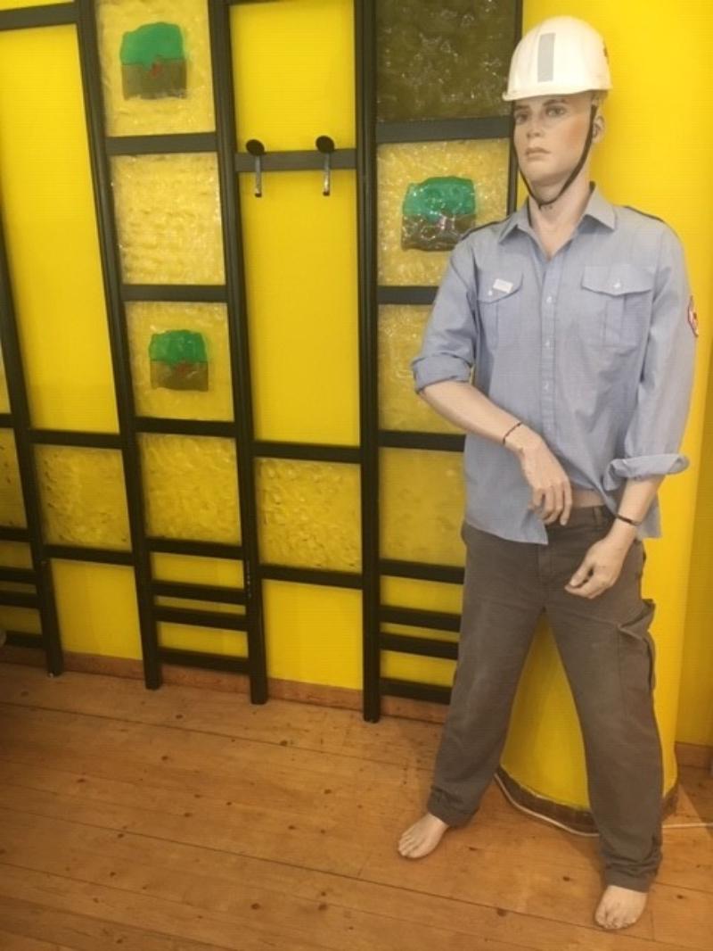 M 562 mannequin de sauveteur de la croix rouge