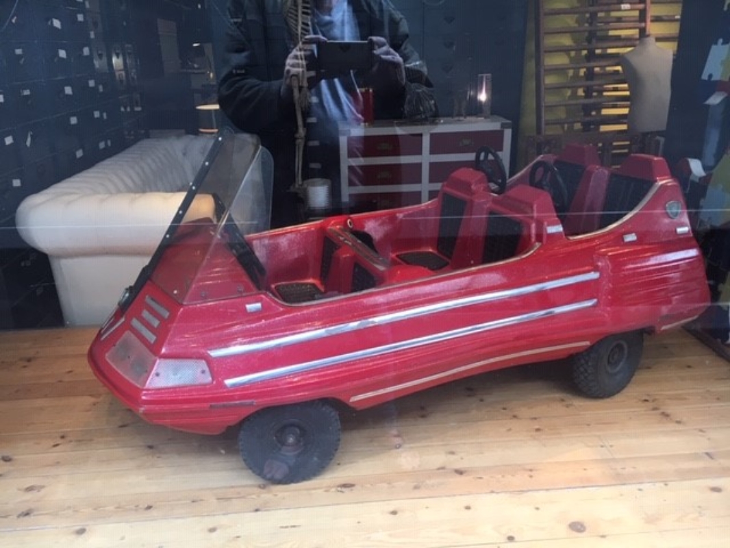 M 593 voiture de manège