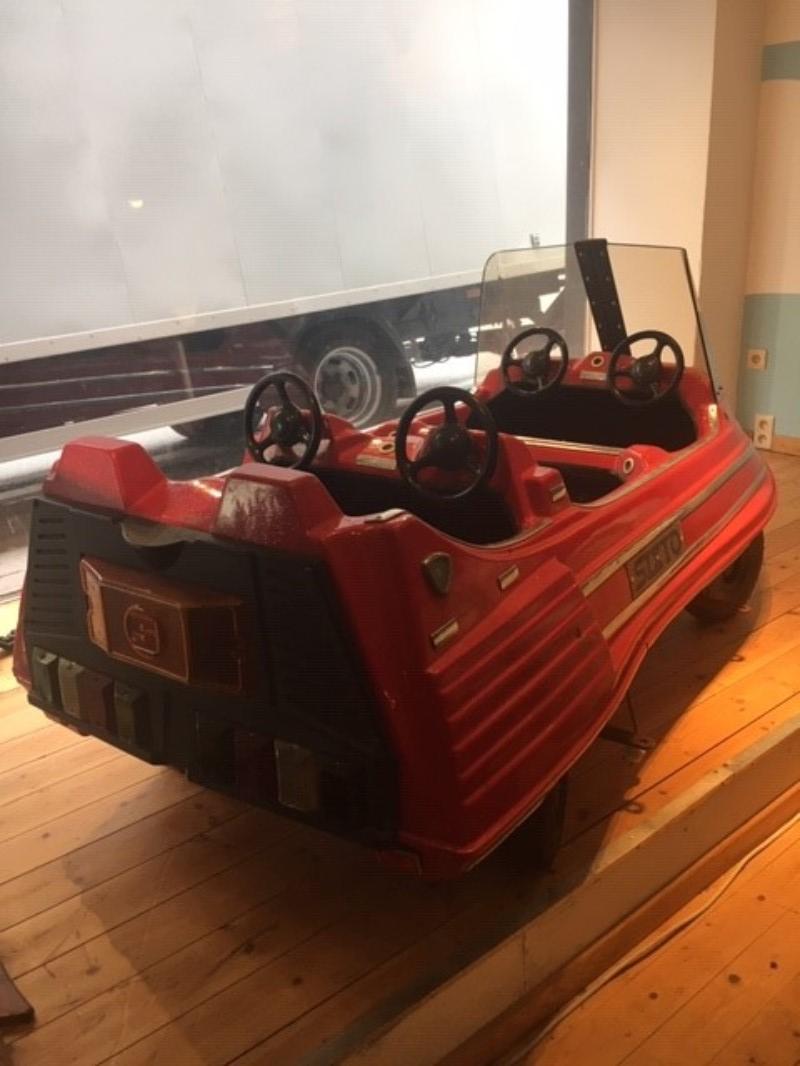 M 593 voiture de manège