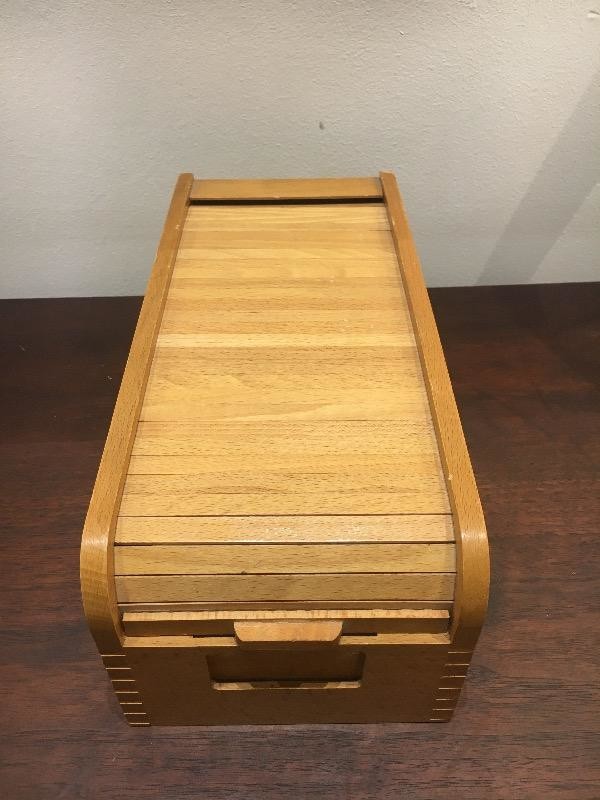 M 672 petit meuble à volet