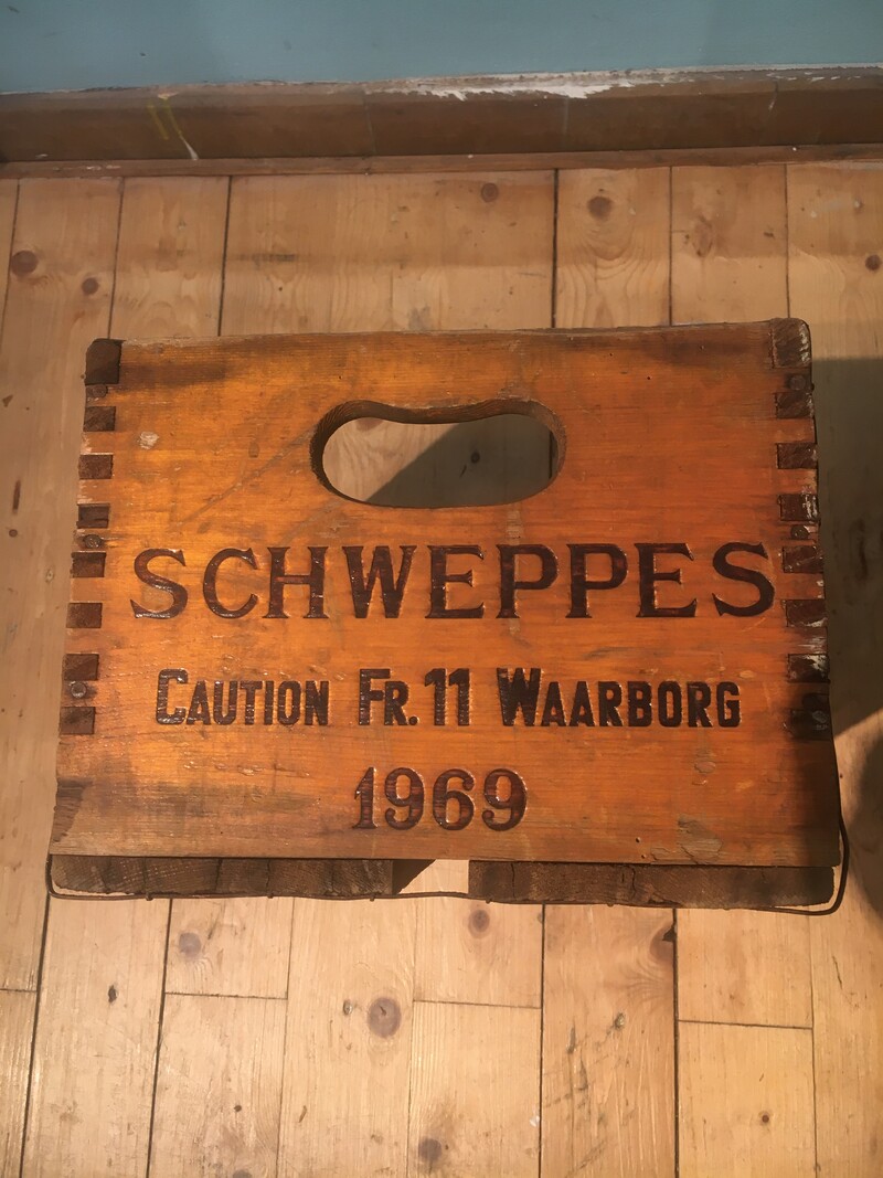 M 706 caisse Schweppes