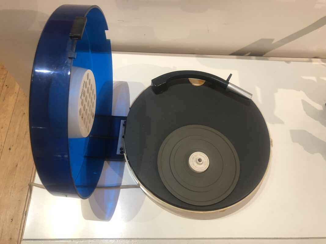 M 734 tourne disque Philips années 60