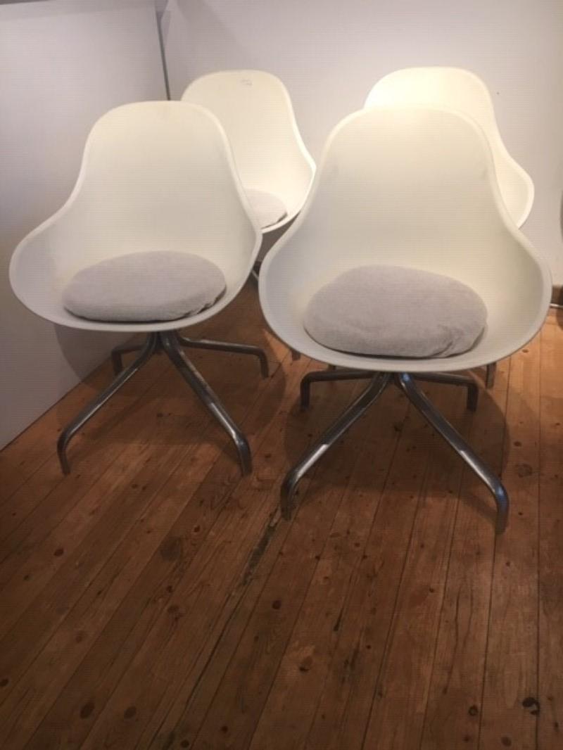 S 514 chaises de C. Eames modèle Founda